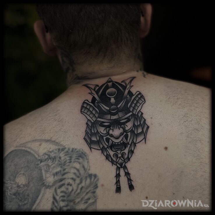Tatuaż Samuraj na karku w motywie postacie i stylu graficzne / ilustracyjne na karku