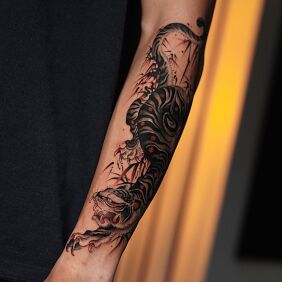 Tatuaż Tygrys w stylu japońskim na przedramieniu motyw: zwierzęta styl: japońskie / irezumi