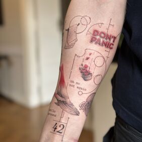Tatuaż Don't Panic – Sceny z Autostopem przez Galaktykę w na ręce motyw: śmieszne styl: graficzne / ilustracyjne