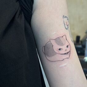 Tattoo Nyanko-sensei Cat On the arm motif: black and gray style: graphic / illustrative