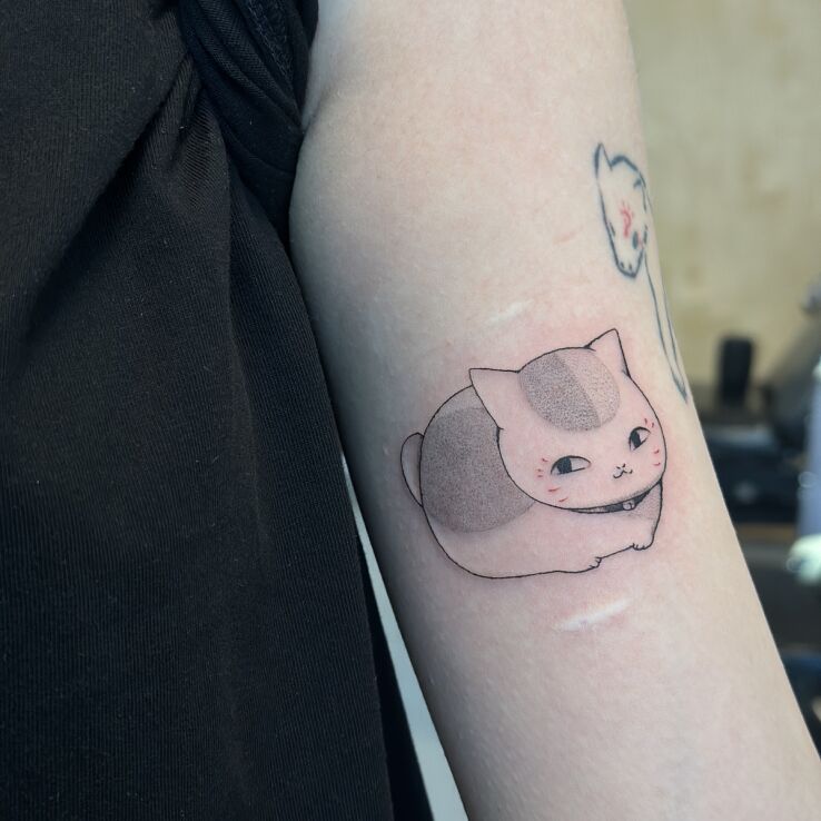Tattoo Nyanko-sensei Cat in black and gray motif and japanese / irezumi style on the upper arm