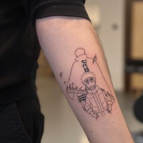 Tatuaż Naruto Uzumaki i Minato na ramieniu motyw: czarno-szare styl: minimalistyczne
