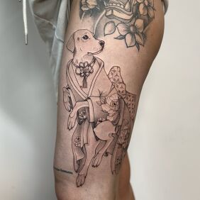 Tatuaż Japoński Pies (Labrador) w Kimono na udzie motyw: czarno-szare styl: kontury / linework