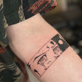 Tatuaż Oczy Tanjiro Kamado (Demon Slayer) na ręce motyw: czarno-szare styl: graficzne / ilustracyjne