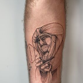 Tatuaż Postać w Masce z Dymkiem "Interesting" na łydce motyw: twarze styl: kontury / linework