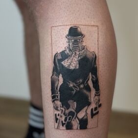 Tatuaż Robotyczna postać w Kapeluszu i Szaliku na nodze motyw: manga / anime styl: graficzne / ilustracyjne