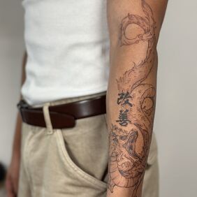 Tatuaż Smok Haku ze Spirited Away i Kaligrafia na ręce motyw: manga / anime styl: kontury / linework