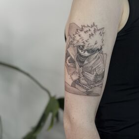 Tatuaż Katsuki Bakugo (My Hero Academia) na ramieniu motyw: czarno-szare styl: graficzne / ilustracyjne
