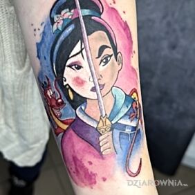 Tatuaż Mulan w dwóch wersjach siebie na ręce motyw: twarze styl: watercolor
