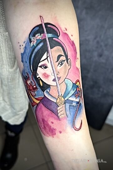 Tatuaż Mulan w dwóch wersjach siebie w motywie kolorowe i stylu watercolor na przedramieniu