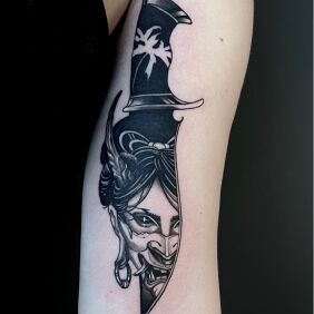 Tatuaż Japońska maska oni w ostrzu na ramieniu motyw: przedmioty styl: blackwork / blackout