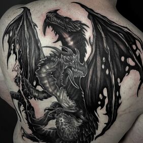 Tatuaż Dwa potężne smoki na całe plecy na plecach motyw: fantasy styl: graficzne / ilustracyjne