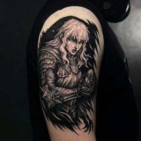 Tatuaż Griffith w zbroi na czarnym tle na ramieniu motyw: manga / anime styl: blackwork / blackout