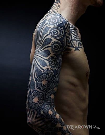 Tatuaż festiwal wzorow w motywie rękawy na ramieniu