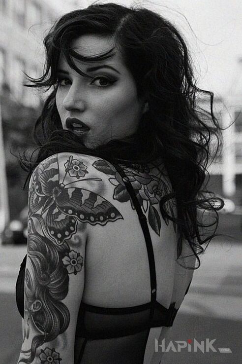 Tattoo Motyl na ramieniu in flowers motif on the shoulder blades