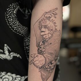 Tatuaż Dynamiczny Portret Postaci (Shigaraki) na przedramieniu motyw: czarno-szare styl: kontury / linework