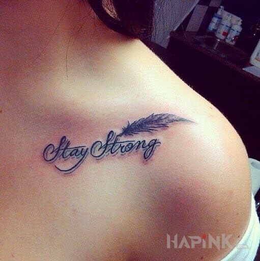 Tattoo Stay strong in lettering motif on the collarbone
