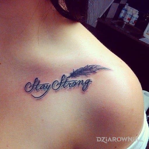 Tatuaż stay strong w motywie napisy na obojczyku