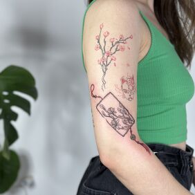 Tatuaż Delikatna kompozycja japońska z sakurą i maską Kitsune na ręce motyw: przedmioty styl: japońskie / irezumi