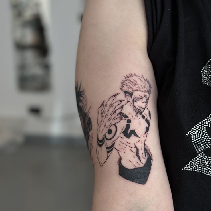 Tatuaż Sukuna (Jujutsu Kaisen) - Król Klątw w motywie czarno-szare i stylu kreskówkowe / komiksowe na ręce