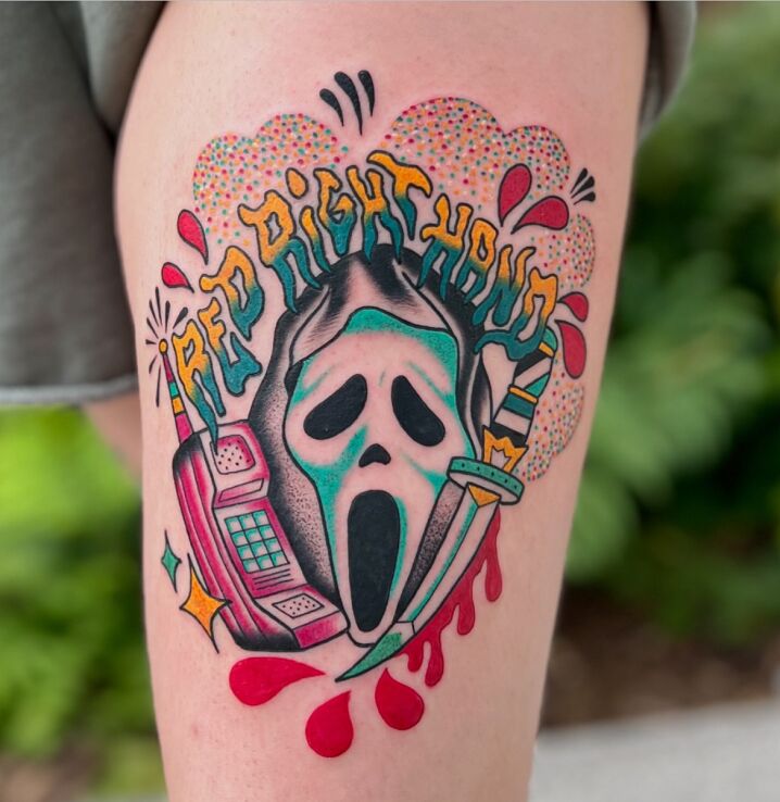 Tatuaż Ghostface + Red Right Hand w motywie napisy i stylu oldschool na ręce
