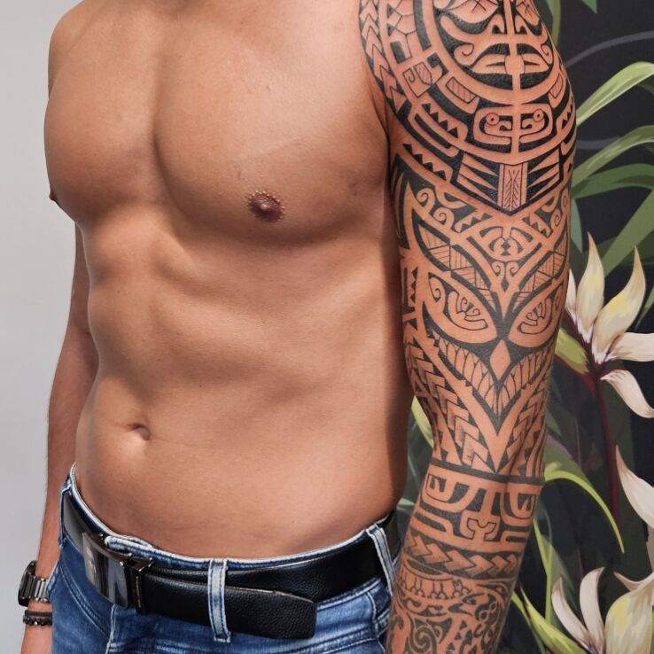 Tattoo Polynesian sleeve without hood in black and gray motif and Polynesian style on the shoulder