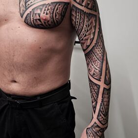 Tatuaż Rekaw z klatka I dłonią samoa na barku motyw: czarno-szare styl: polinezyjskie