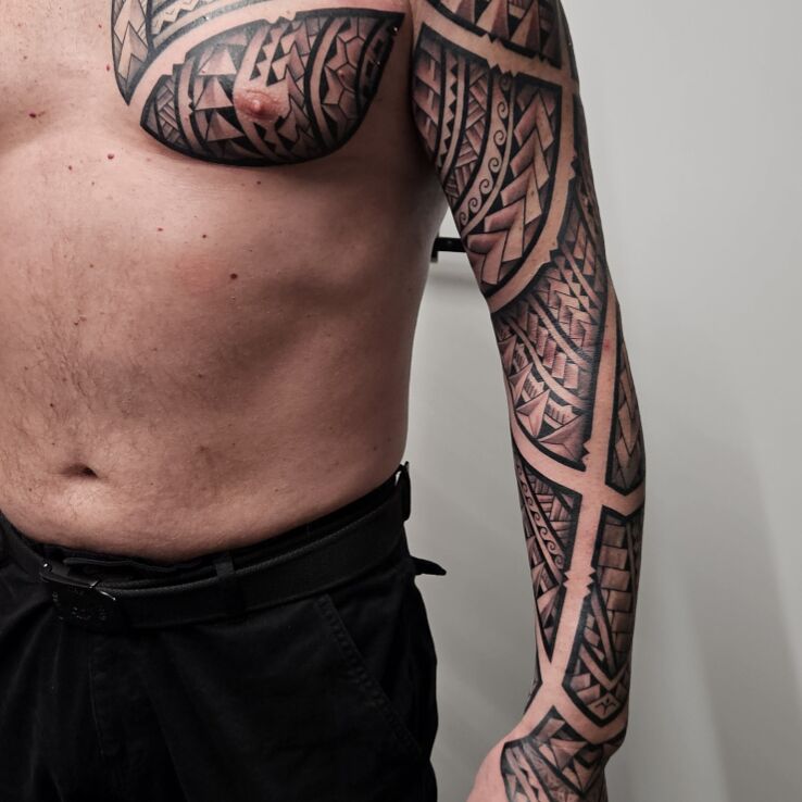 Tattoo Samoan sleeve with chest and hand in sleeves motif and Polynesian style on the forearm