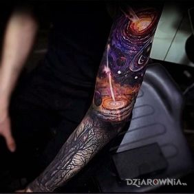 Tatuaż Kosmos nad lasem na przedramieniu motyw: 3D styl: realistyczne