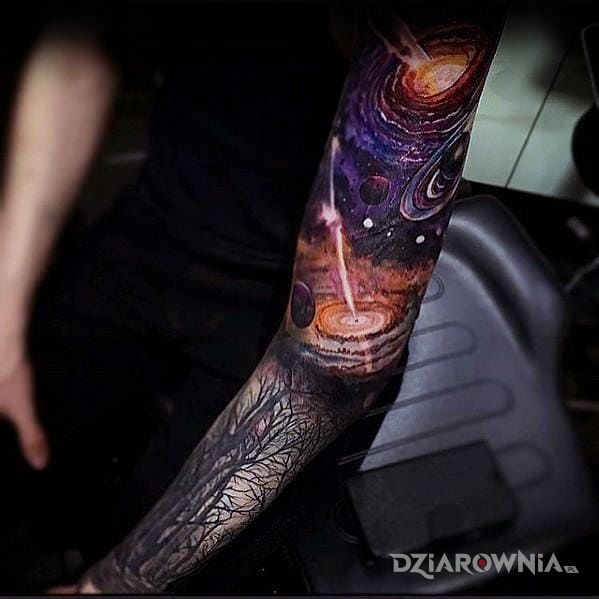 Tatuaż kosmos nad lasem w motywie kosmos i stylu realistyczne na przedramieniu