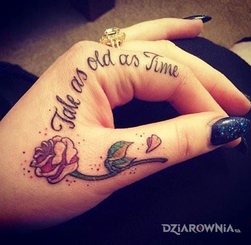 Tatuaż tale as old as time w motywie kwiaty na palcach