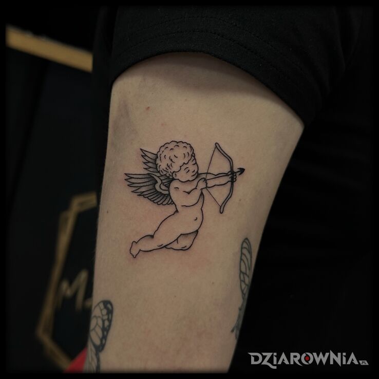 Tatuaż Cherubinek z łukiem w motywie czarno-szare i stylu graficzne / ilustracyjne na bicepsie
