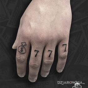 Tatuaż 777 na ręce motyw: czarno-szare styl: minimalistyczne
