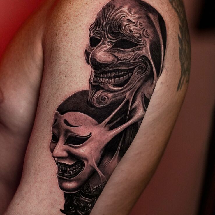 Tattoo Japanese Masks – Dynamic Realism in dark motif and realistic style on the upper arm