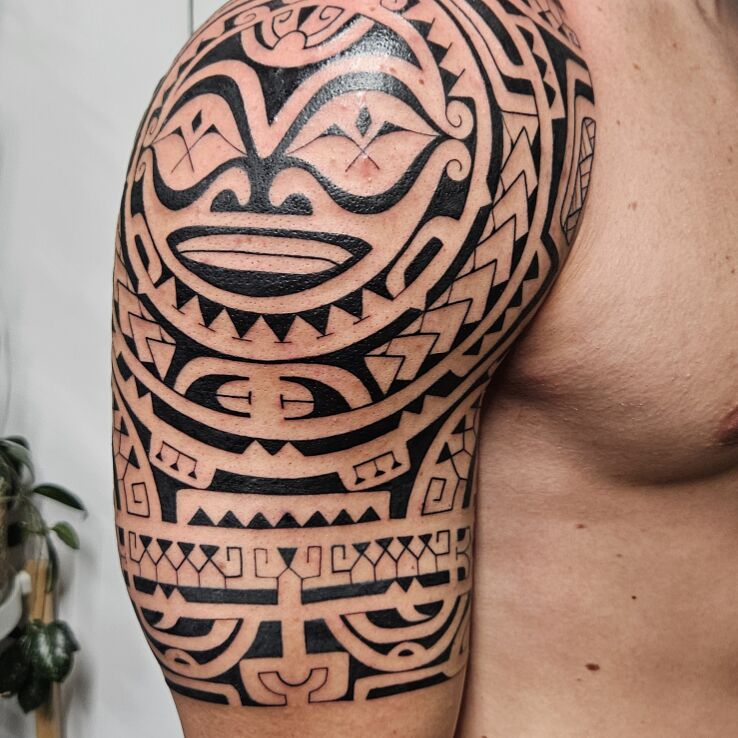 Tattoo Sleeve done in 2 sessions in other motif and Polynesian style on the upper arm