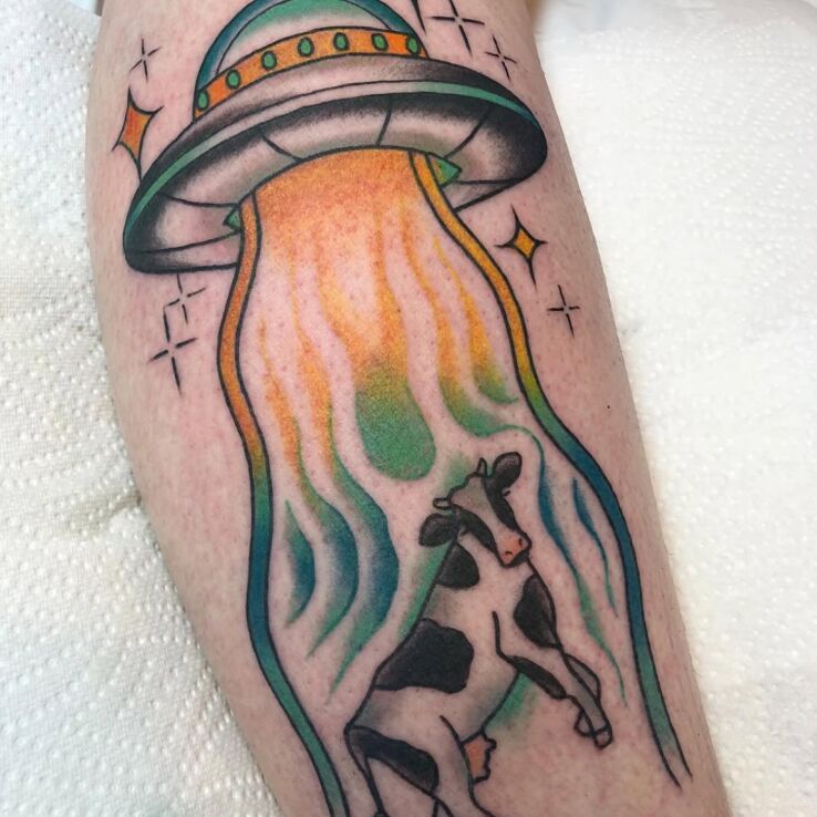 Tattoo Cosmic Abduction in colorful motif and oldschool style on the leg