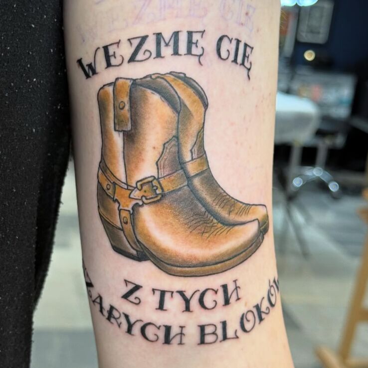 Tattoo Country vs. Concrete — A Tattoo with a Story in colorful motif and oldschool style on the upper arm