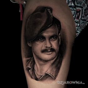 Tatuaż Portret mężczyzny jak zdjęcie na nodze motyw: czarno-szare styl: realistyczne