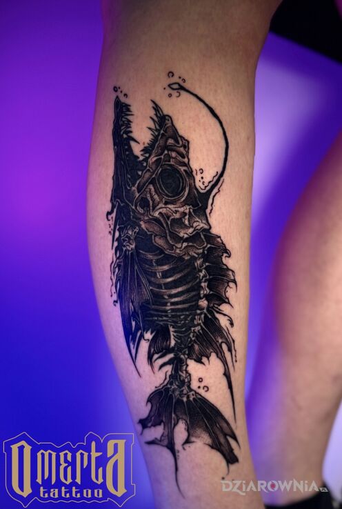 Tatuaż Szkielet ryby w motywie czarno-szare i stylu blackwork / blackout na piszczeli