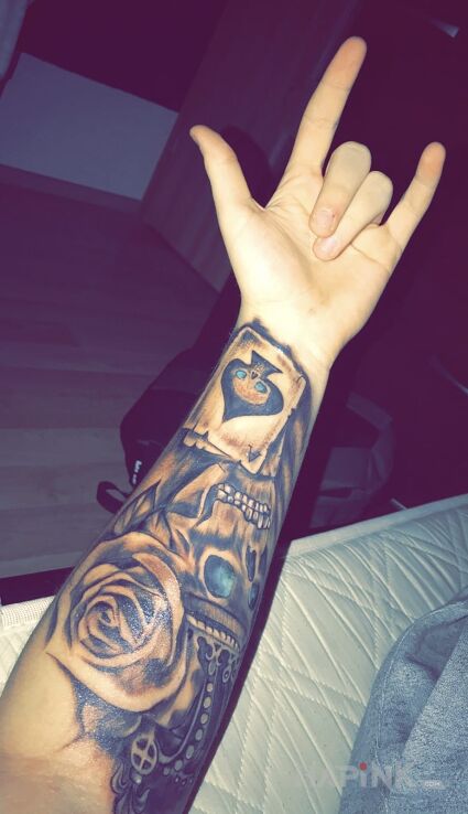 Tattoo Czaszka/róża/korona/karta in skulls motif on the forearm