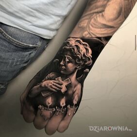 Tatuaż Smutny aniołek na dłoni motyw: anioły styl: realistyczne