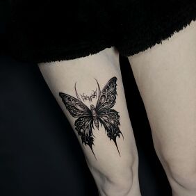 Tatuaż Mroczny motyl na nodze motyw: motyle styl: graficzne / ilustracyjne