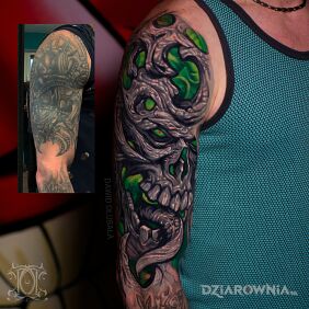 Tatuaż Bioniczny cover - surrealna czacha z jęzorem na barku motyw: cover up styl: graficzne / ilustracyjne