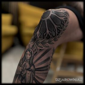 Tatuaż Sakralny klimat, geometryczna precyzja na kolanie motyw: religijne styl: dotwork