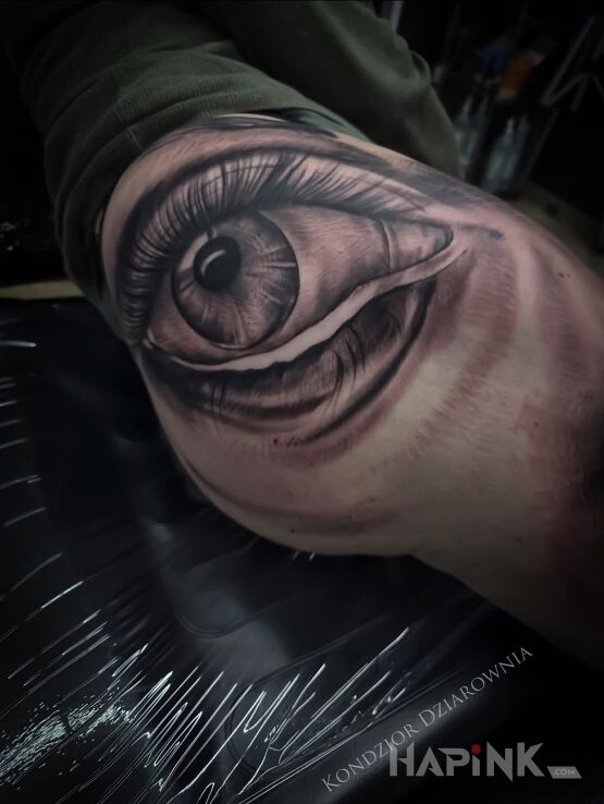 Tattoo Beginning..... in 3D motif and realistic style on the thigh