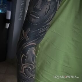Tatuaż Duży cover na ramieniu motyw: twarze styl: blackwork / blackout
