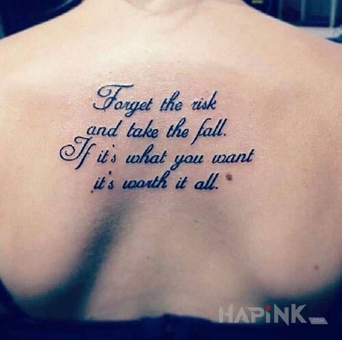 Tattoo Napis na plecach in lettering motif on the back
