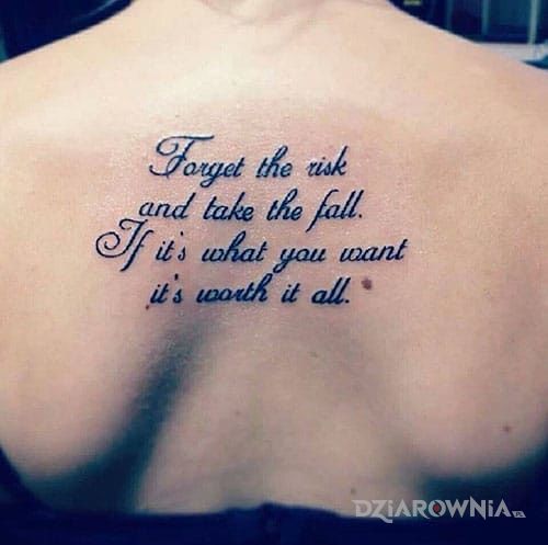 Tatuaż napis na plecach w motywie napisy na plecach