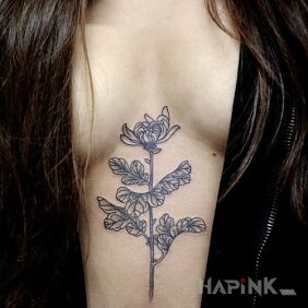 Tattoo Flower on the stomach motif: flowers