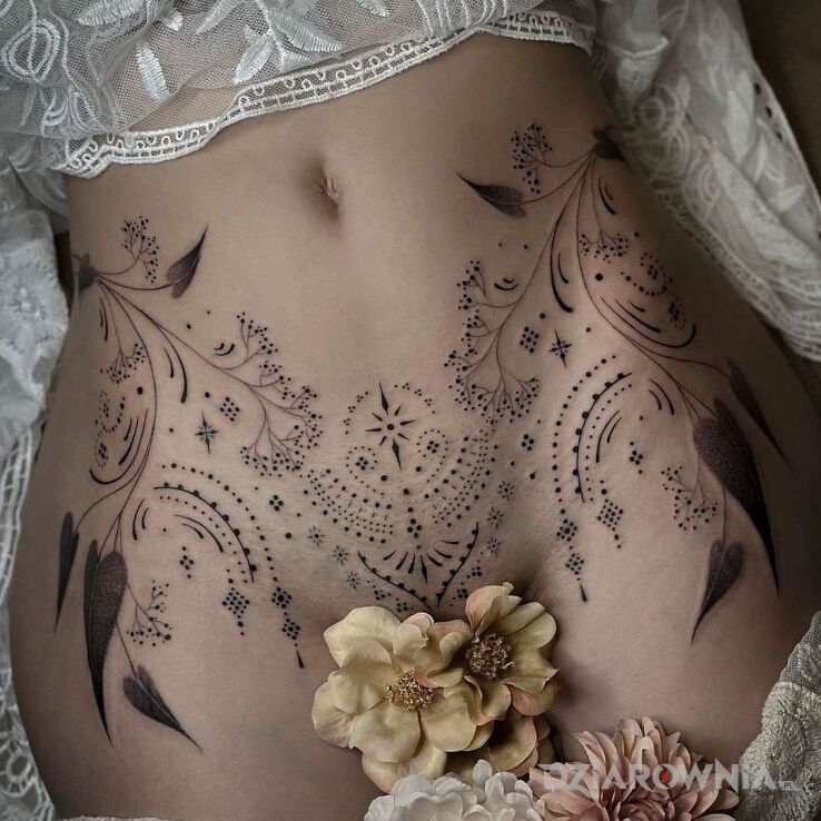 Tatuaż Ozódbki w motywie czarno-szare i stylu kontury / linework w miejscu intymnym
